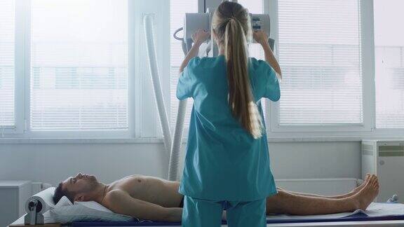在医院男人躺在床上女技术员调整x光机扫描骨折断肢受伤癌症或肿瘤拥有先进医疗设备的现代化医院