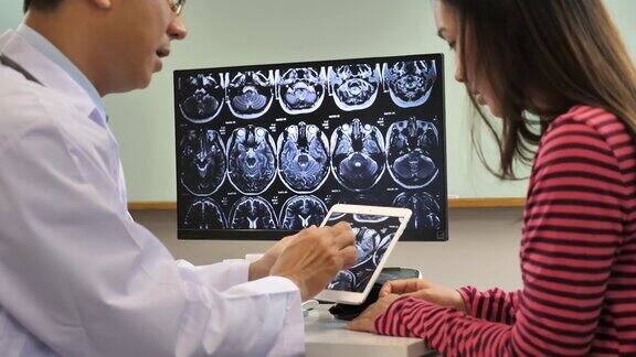 医生检查图像x射线大脑MRI扫描与病人