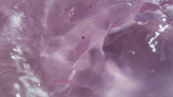 微距幻灯片拍摄化妆品抽象粉色凝胶表面气泡