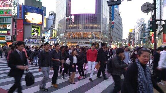 挤在日本东京涩谷的人群中