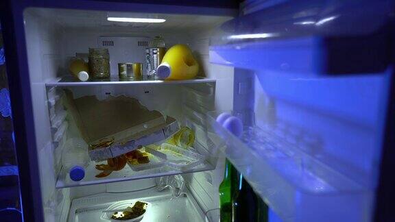 在冰箱里找食物的人在冰箱架子上找可吃的东西的人