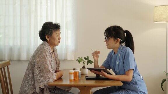 为老年病人提供医疗建议的护士
