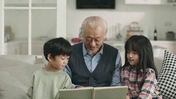 亚洲爷爷和两个孙子一起读书