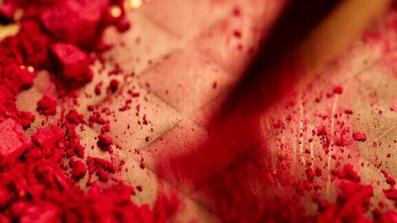 极近的红色粉状腮红粉碎刷影棚拍摄