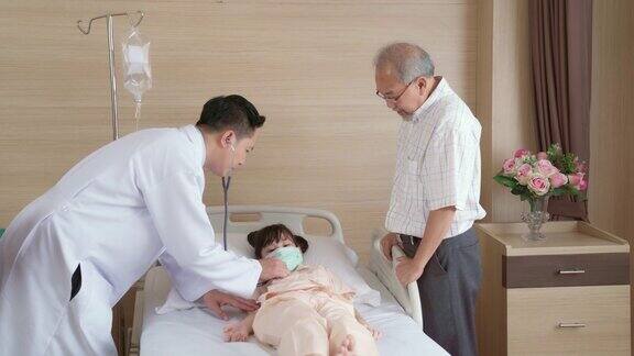 医生在医院病房访问小女孩病人