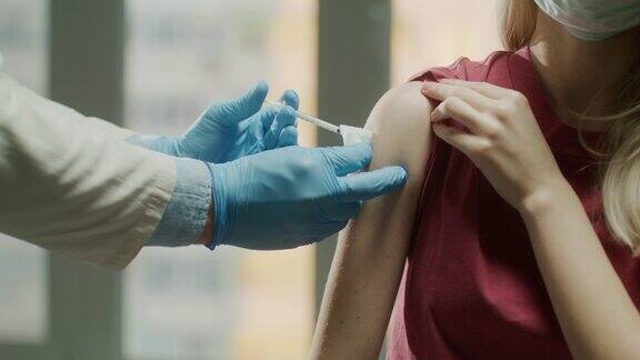 医生正在接种Covid-19或流感疫苗接种疫苗