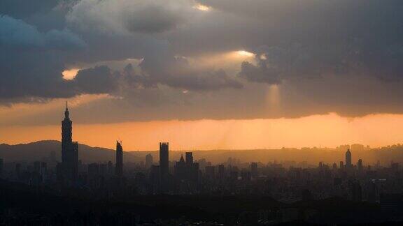 黄昏时分太阳冲破云层照在台北市上