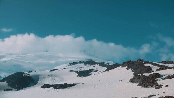 白云飞过雪山的山峰