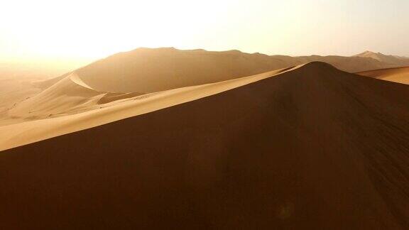 从沙丘上欣赏黎明
