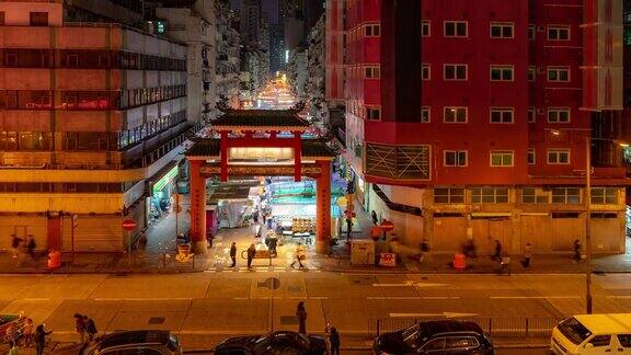 游人在香港九龙弥敦道、佐敦庙街购物