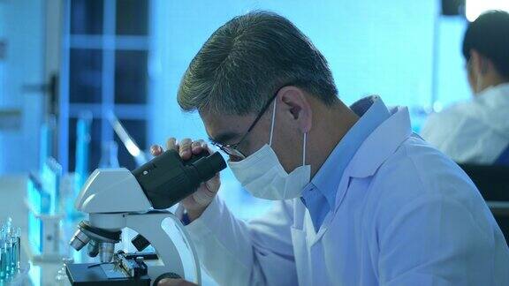 科学家在实验室使用显微镜进行实验科技保健理念
