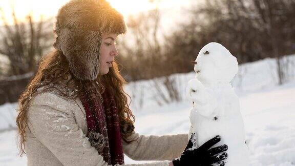 女孩堆雪人