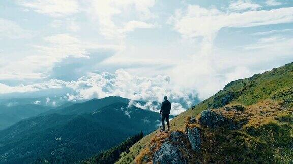 这个人站在风景优美的山崖上