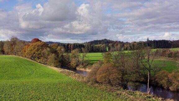 无人机拍摄的苏格兰乡村的一条河