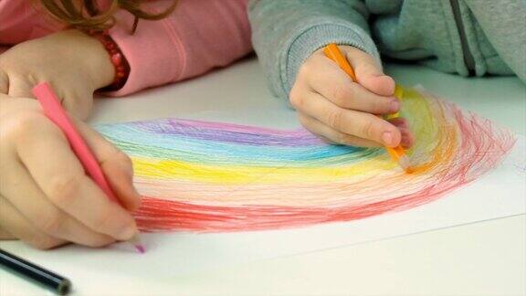 孩子们一起画彩虹有选择性的重点人