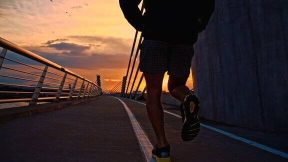 日落时分在桥上慢跑