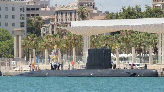 “特拉蒙塔纳”号潜艇停泊在西班牙马拉加港