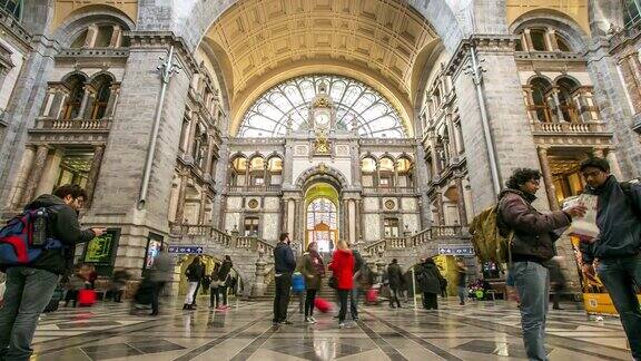延时:游客在比利时安特卫普中央车站旅行