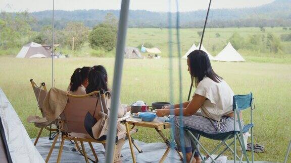 快乐的一家人在一起露营的同时享受着活动