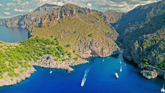 风景优美的地中海海湾船只和船只漂浮在马略卡岛海岸