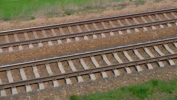 近距离观看高速移动的铁路轨道摄像机沿着铁路移动