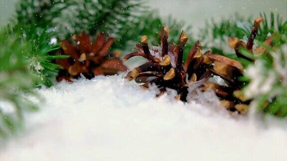 圣诞装饰和飘落的雪花有选择性的重点白色