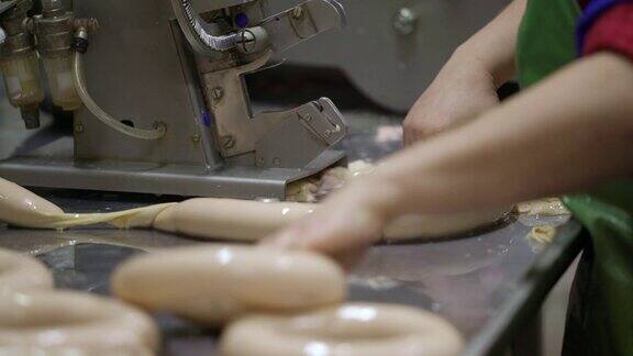 香肠生产线香肠厂的工人生产煮香肠