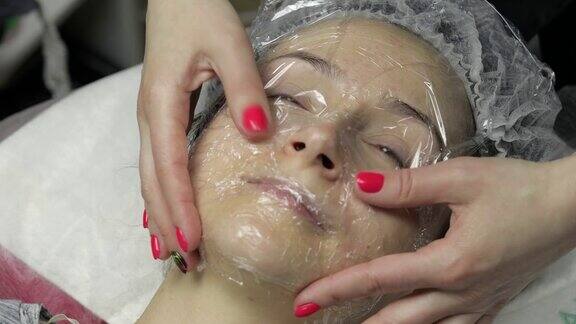 美容师给女顾客敷面膜清洁皮肤祛痘程序