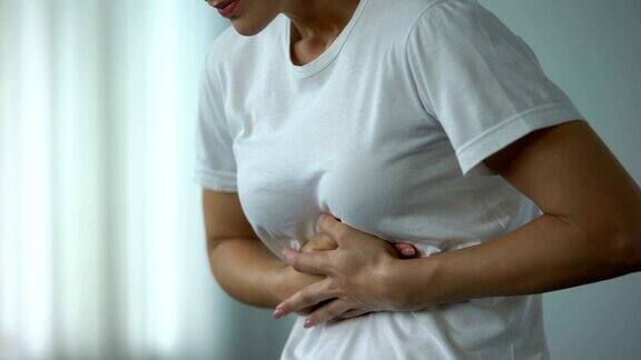 女性感到胃痛患消化性溃疡不健康饮食的结果