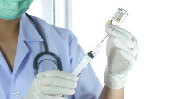 男外科医生用医用注射器注射疫苗和药物4k分辨率(超高清)