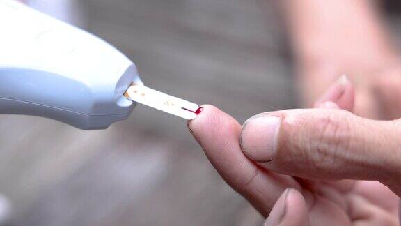 糖尿病男性采集血液样本来测量血糖水平