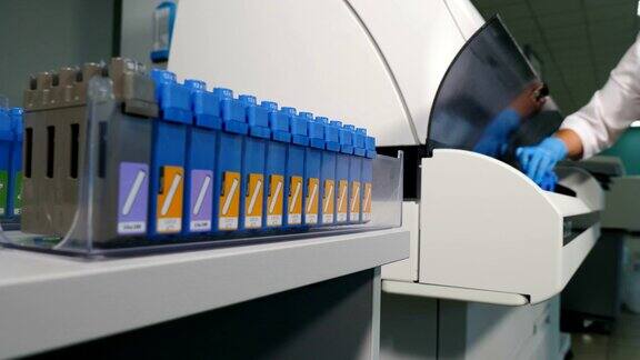在现代实验室用特殊的机器分析血液和遗传物质样本特写镜头在医院实验室工作的科学家在4k拍摄