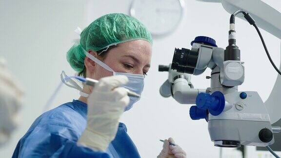 用显微镜做眼科手术的青光眼专家