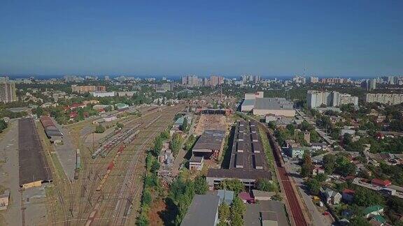 城市工业区鸟瞰图图中有铁路、仓库和工厂