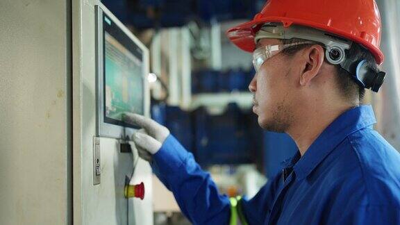 润滑脂制造工厂的技术人员利用控制面板监视器管理阀门操作和循环系统保持对生产过程的精确控制高科技电脑显示器有助于提高效率