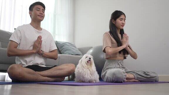 年轻夫妇在家练瑜伽