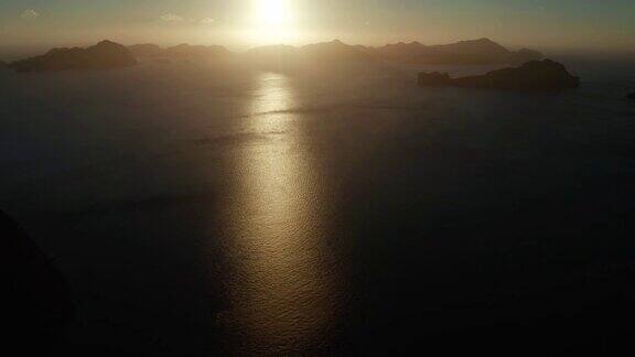 日落与岛屿在海上