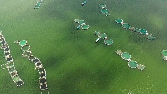 菲律宾塔尔湖上的养鱼场