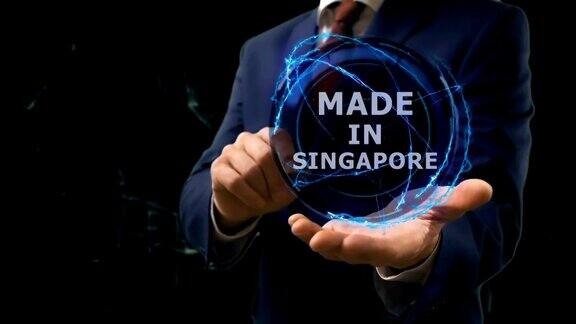商人在手上展示新加坡制造全息图
