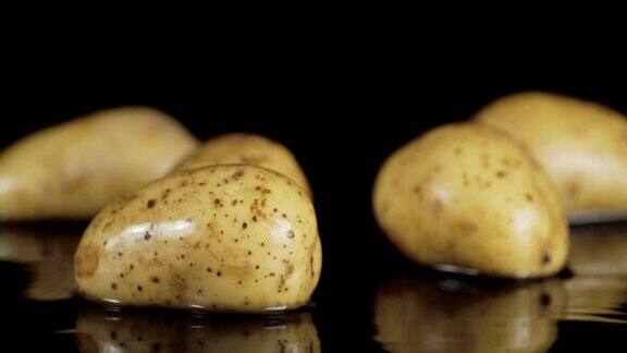 新鲜的土豆卷在水面上