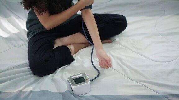 一位妇女在家中测量血压