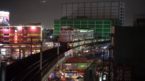 菲律宾马尼拉轻轨穿越EDSA的夜景