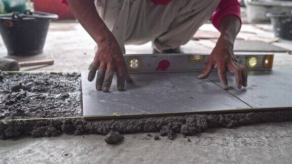 在建筑工地将瓷砖铺在液体水泥上家装服务行业理念