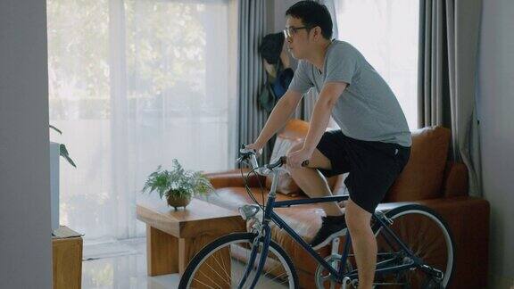 在家里骑自行车锻炼