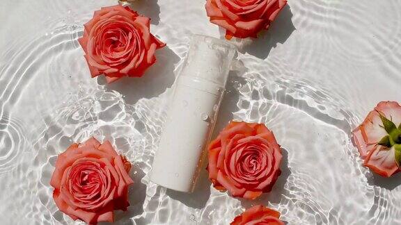 花在水面上的玫瑰有水滴化妆品瓶油液胶原蛋白血清瓶女人的化妆品护肤品包装美容产品布局样本