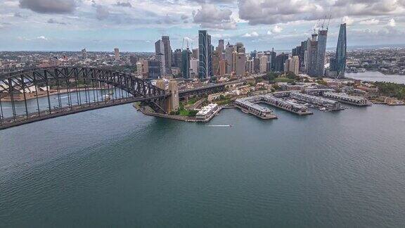 4K鸟瞰图薰衣草湾悉尼海港大桥环形码头和悉尼大胆港办公室和豪华大厦组的超延时镜头