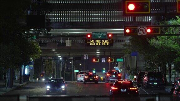 美国宽阔的多车道十字路口夜间有红绿灯和行驶的车辆美国的交通系统