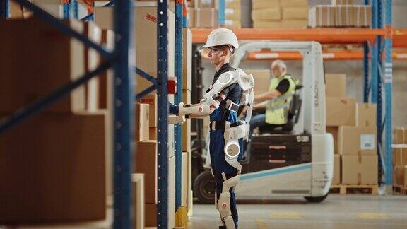 高科技未来仓库:工人穿着先进的全身动力外骨骼与沉重的纸板箱行走防护服可以增强人体的性能力量消除工伤