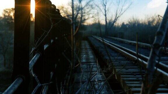 废弃铁轨上的日落