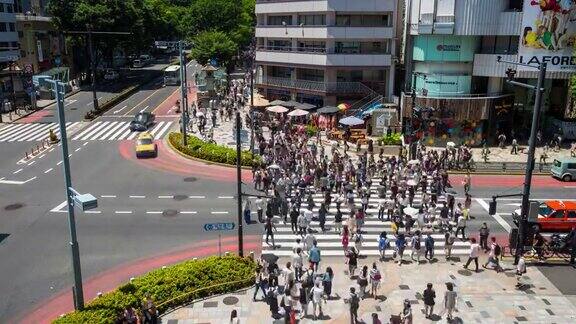 日本东京原宿一个繁忙的十字路口的时间间隔显示了许多行人和交通